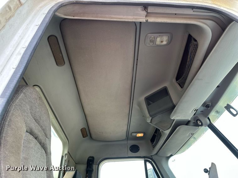 image for item EB2640 2003 Freightliner Columbia 120 semi truck