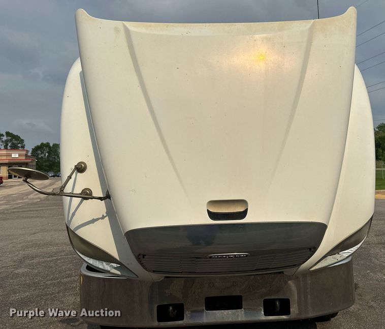 image for item EB2640 2003 Freightliner Columbia 120 semi truck