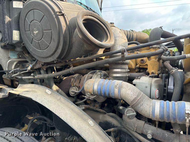 image for item EB2640 2003 Freightliner Columbia 120 semi truck