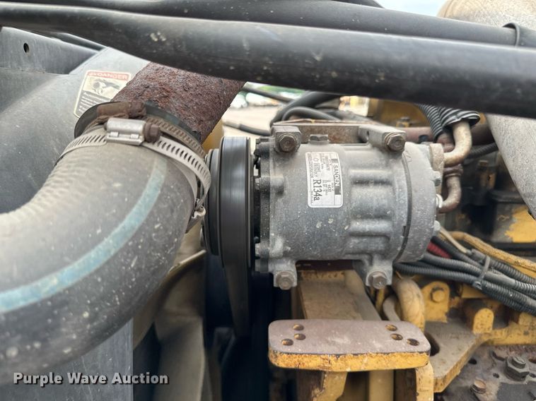 image for item EB2640 2003 Freightliner Columbia 120 semi truck