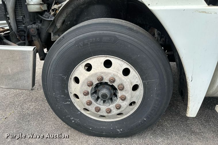 image for item EB2640 2003 Freightliner Columbia 120 semi truck