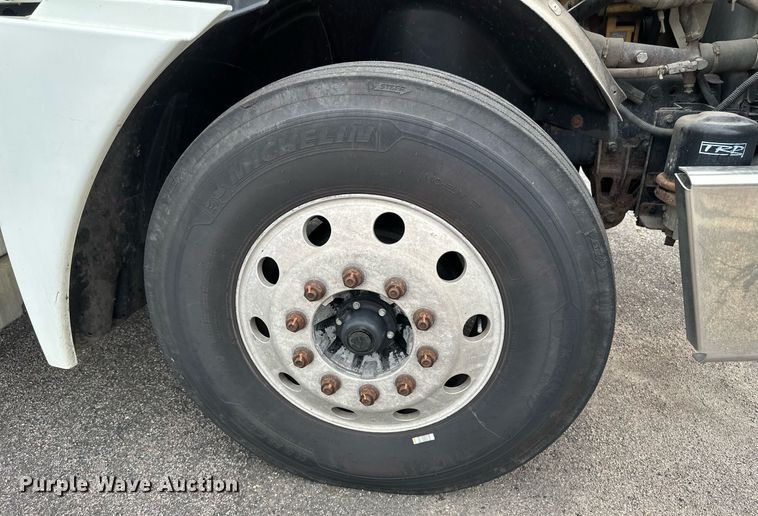 image for item EB2640 2003 Freightliner Columbia 120 semi truck