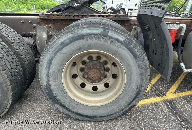 image for item EB2640 2003 Freightliner Columbia 120 semi truck