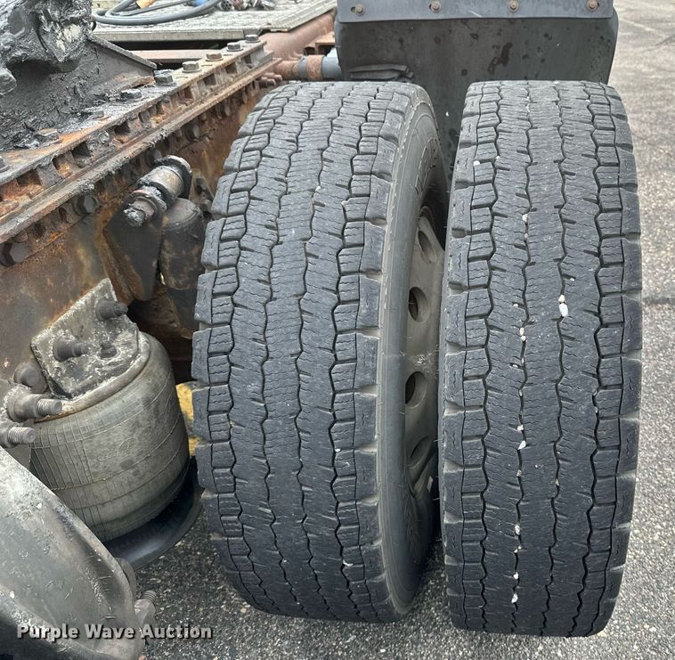 image for item EB2640 2003 Freightliner Columbia 120 semi truck