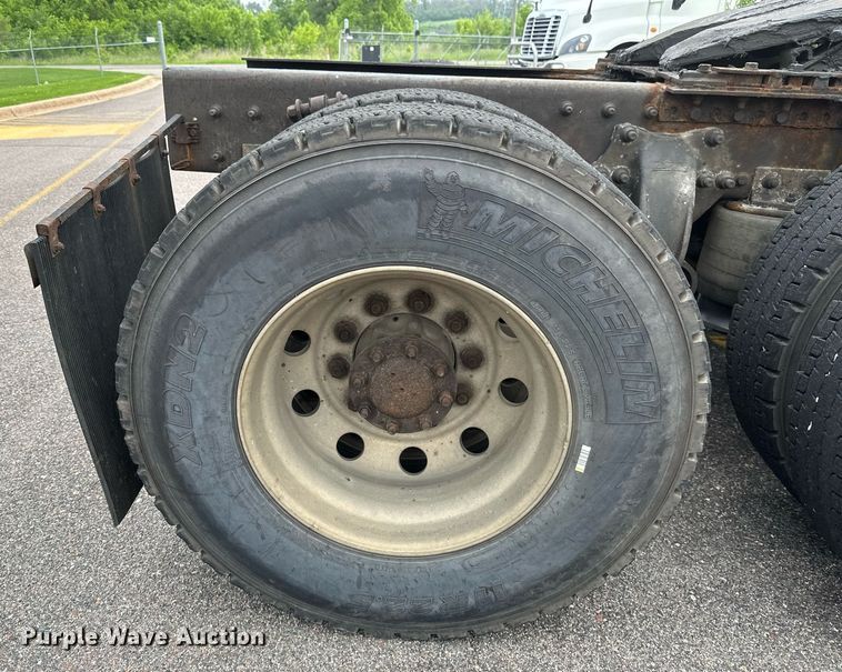 image for item EB2640 2003 Freightliner Columbia 120 semi truck