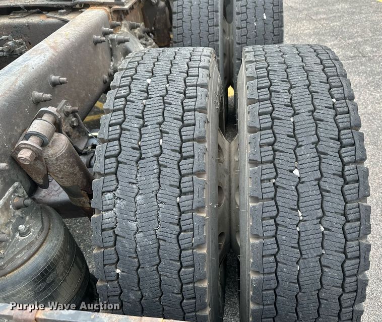 image for item EB2640 2003 Freightliner Columbia 120 semi truck