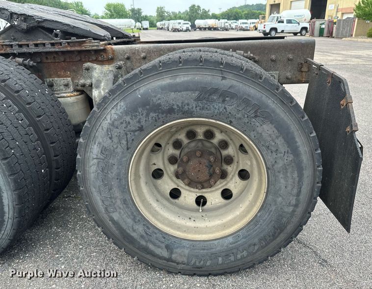 image for item EB2640 2003 Freightliner Columbia 120 semi truck