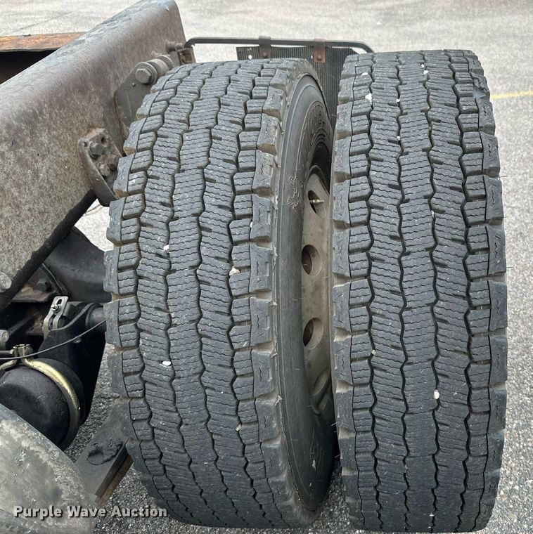 image for item EB2640 2003 Freightliner Columbia 120 semi truck