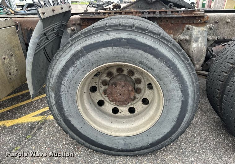 image for item EB2640 2003 Freightliner Columbia 120 semi truck