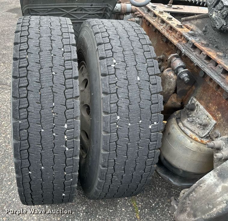 image for item EB2640 2003 Freightliner Columbia 120 semi truck