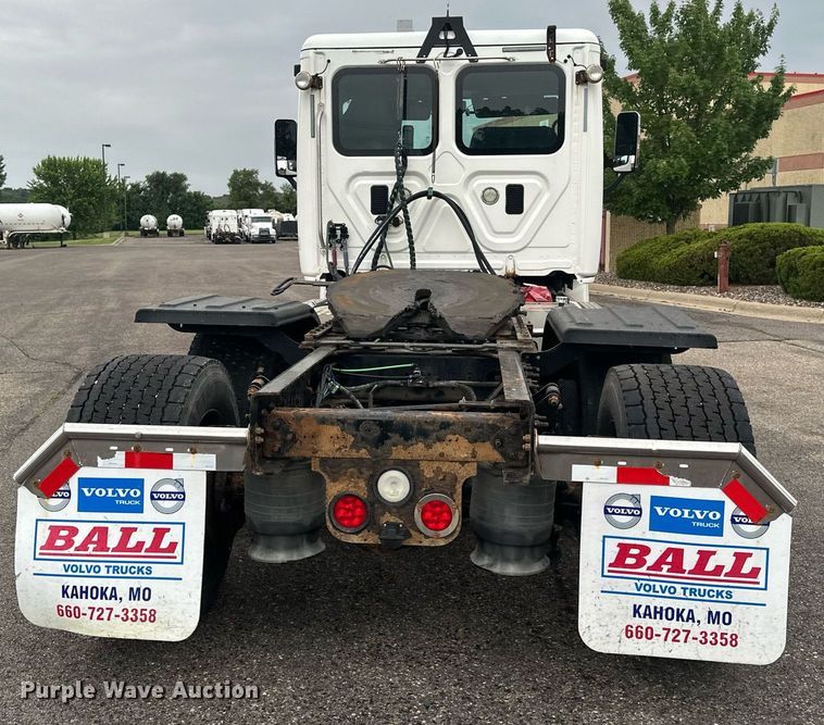 image for item EB2701 2015 Freightliner Cascadia 125 semi truck