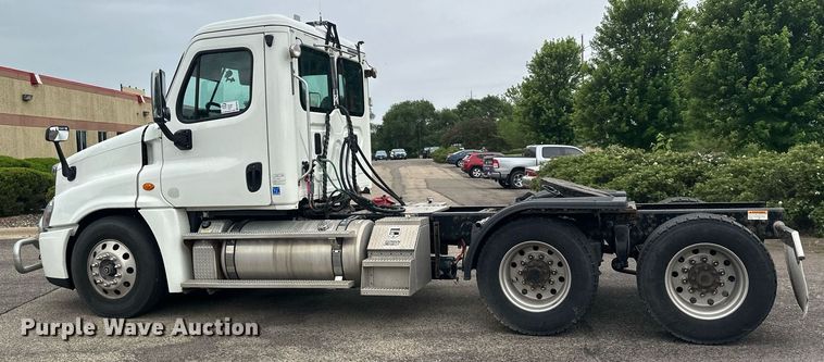 image for item EB2701 2015 Freightliner Cascadia 125 semi truck
