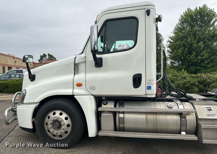image for item EB2701 2015 Freightliner Cascadia 125 semi truck