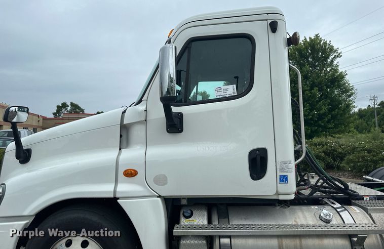 image for item EB2701 2015 Freightliner Cascadia 125 semi truck