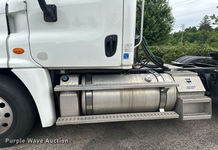 image for item EB2701 2015 Freightliner Cascadia 125 semi truck