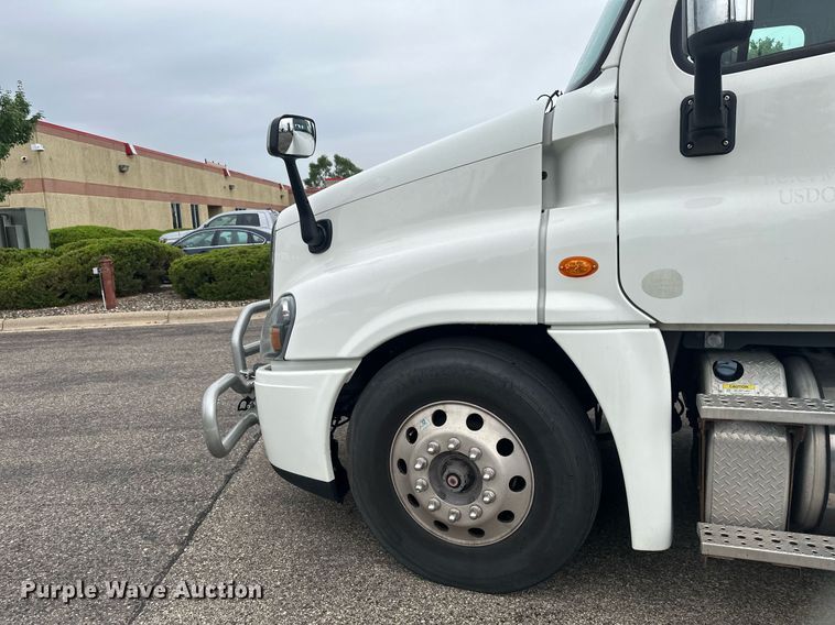 image for item EB2701 2015 Freightliner Cascadia 125 semi truck
