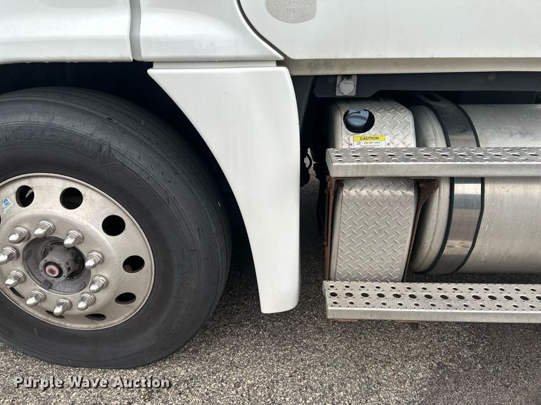 image for item EB2701 2015 Freightliner Cascadia 125 semi truck