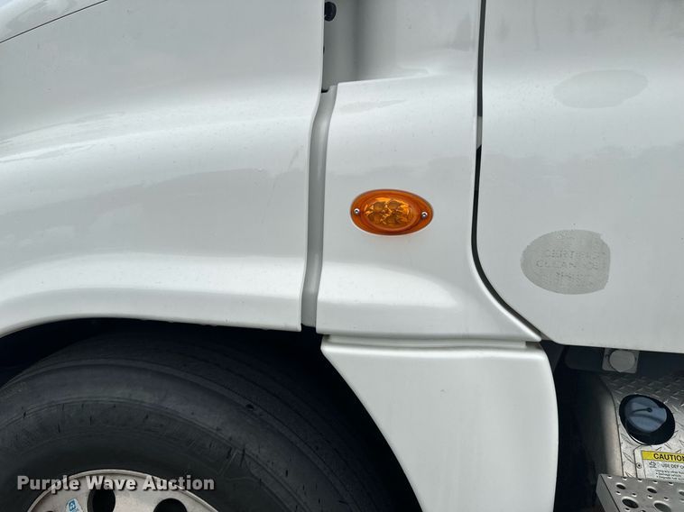 image for item EB2701 2015 Freightliner Cascadia 125 semi truck