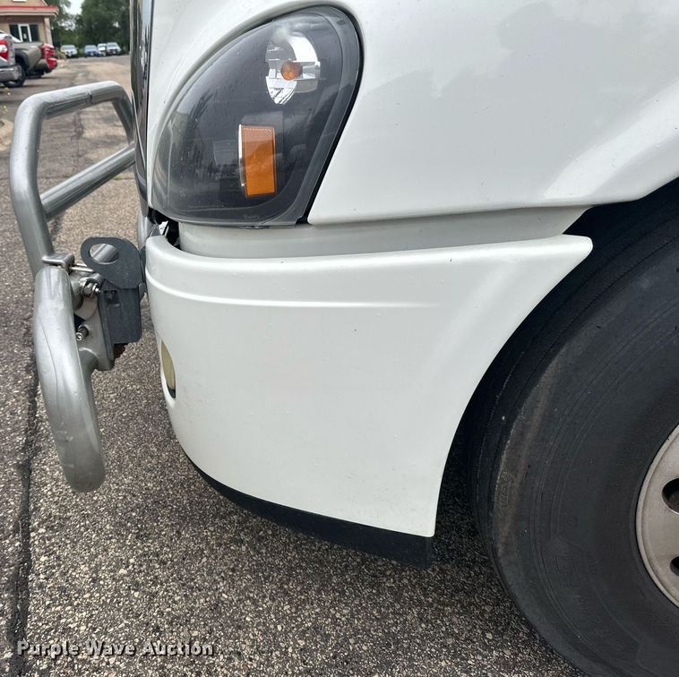 image for item EB2701 2015 Freightliner Cascadia 125 semi truck