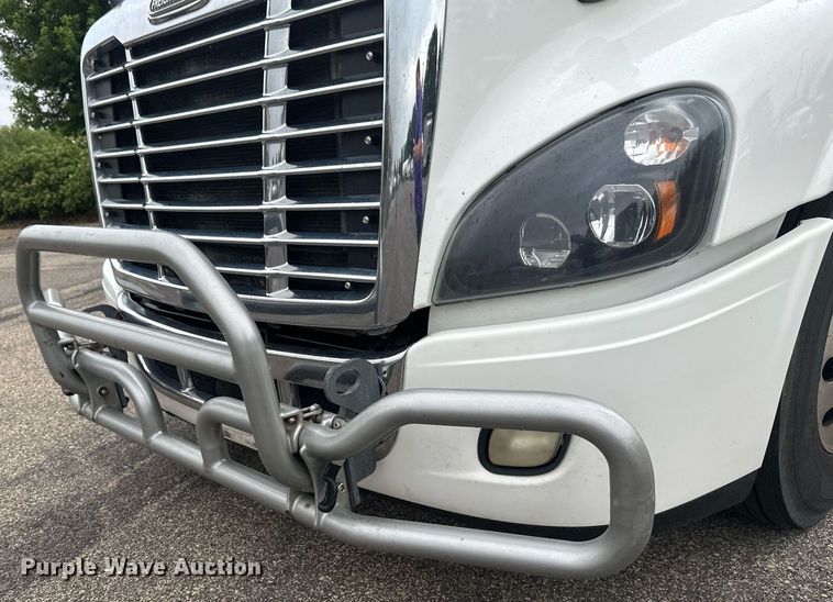 image for item EB2701 2015 Freightliner Cascadia 125 semi truck