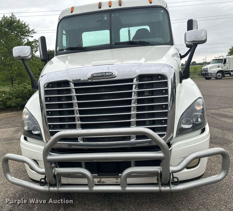 image for item EB2701 2015 Freightliner Cascadia 125 semi truck