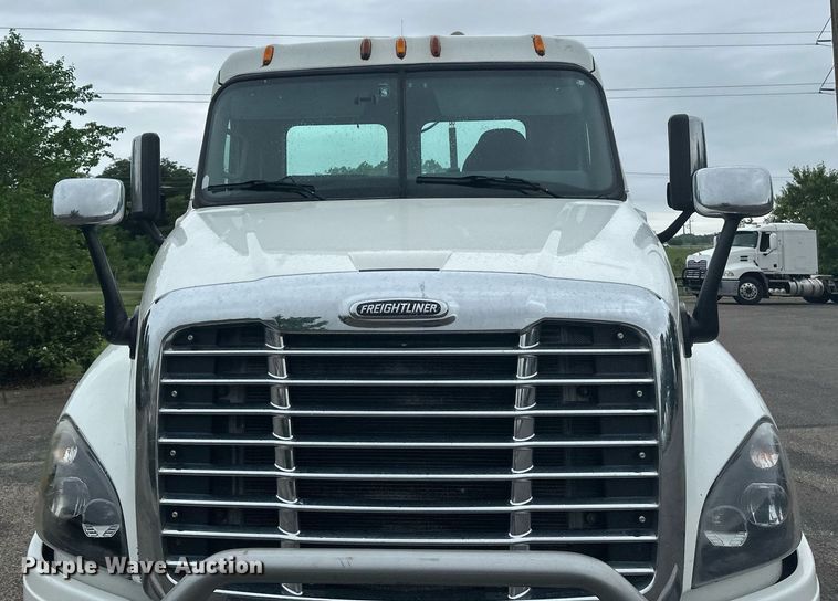 image for item EB2701 2015 Freightliner Cascadia 125 semi truck