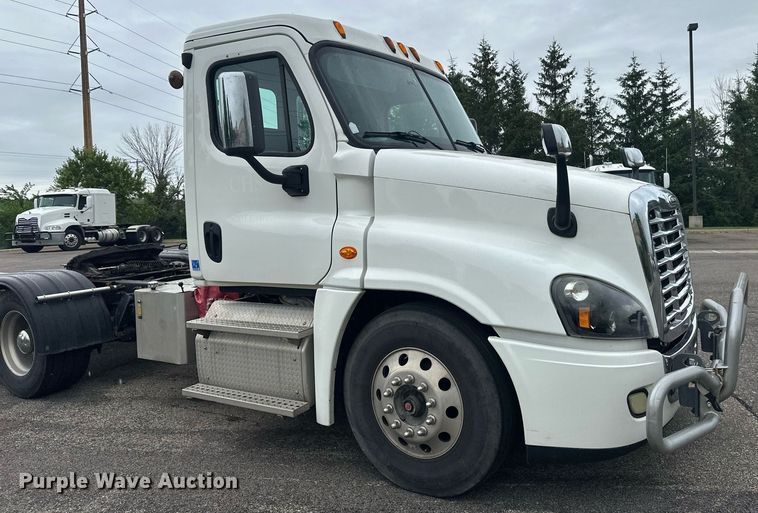 image for item EB2701 2015 Freightliner Cascadia 125 semi truck