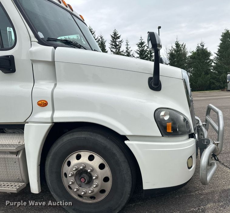 image for item EB2701 2015 Freightliner Cascadia 125 semi truck