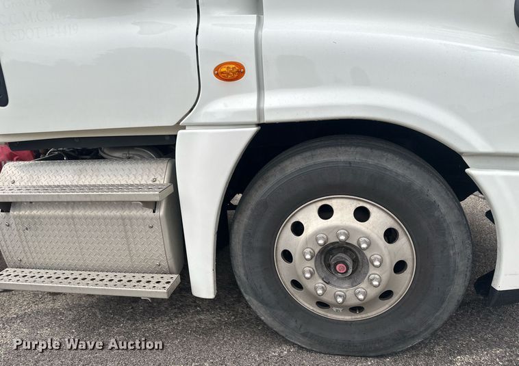 image for item EB2701 2015 Freightliner Cascadia 125 semi truck