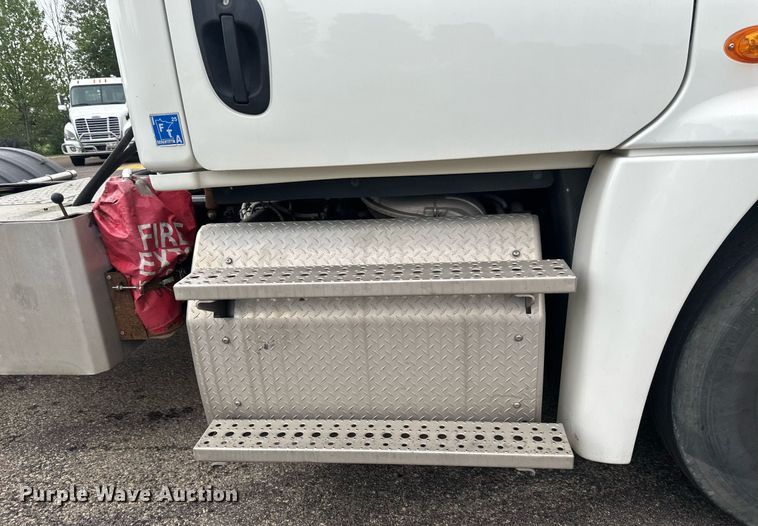 image for item EB2701 2015 Freightliner Cascadia 125 semi truck