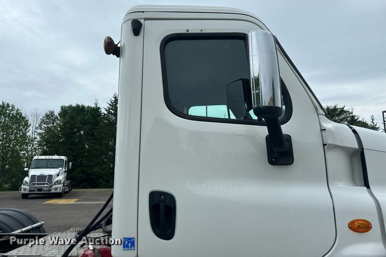 image for item EB2701 2015 Freightliner Cascadia 125 semi truck