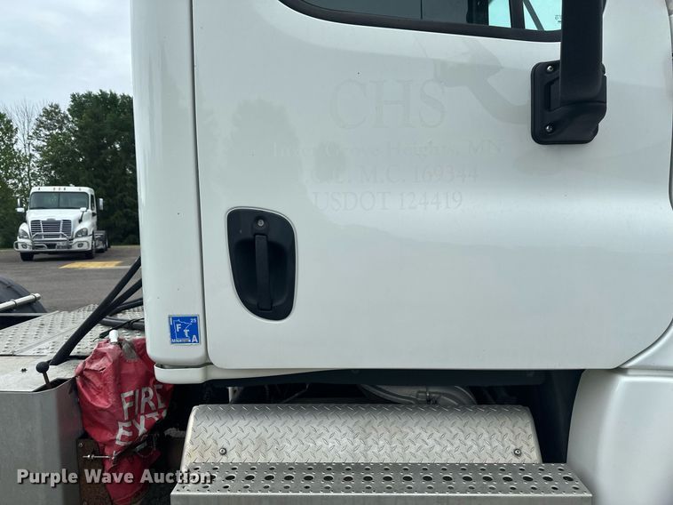 image for item EB2701 2015 Freightliner Cascadia 125 semi truck