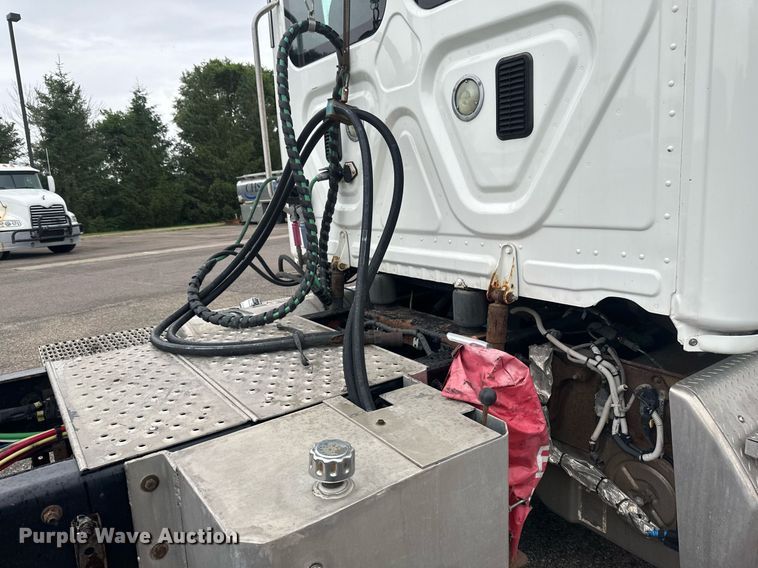 image for item EB2701 2015 Freightliner Cascadia 125 semi truck