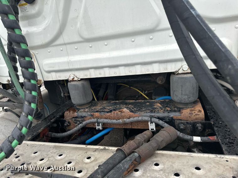 image for item EB2701 2015 Freightliner Cascadia 125 semi truck