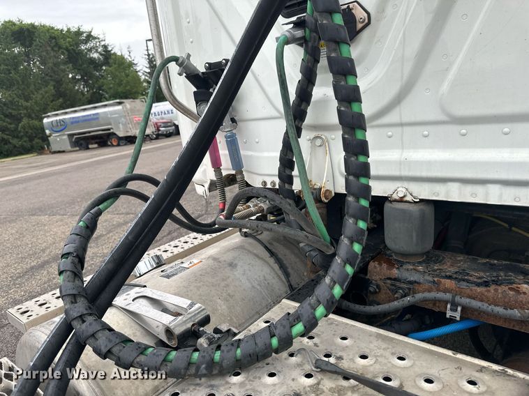 image for item EB2701 2015 Freightliner Cascadia 125 semi truck