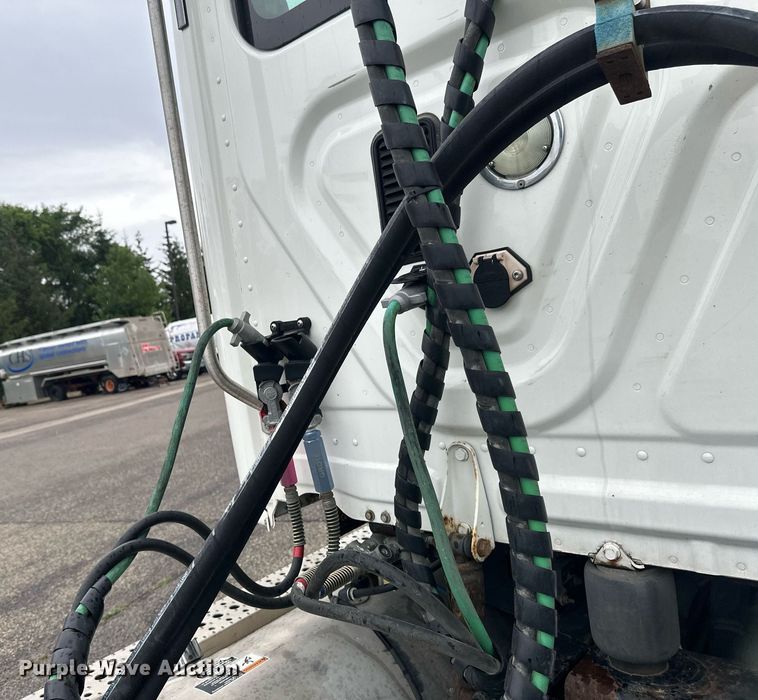 image for item EB2701 2015 Freightliner Cascadia 125 semi truck