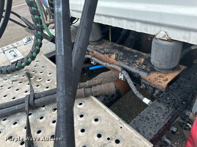 image for item EB2701 2015 Freightliner Cascadia 125 semi truck