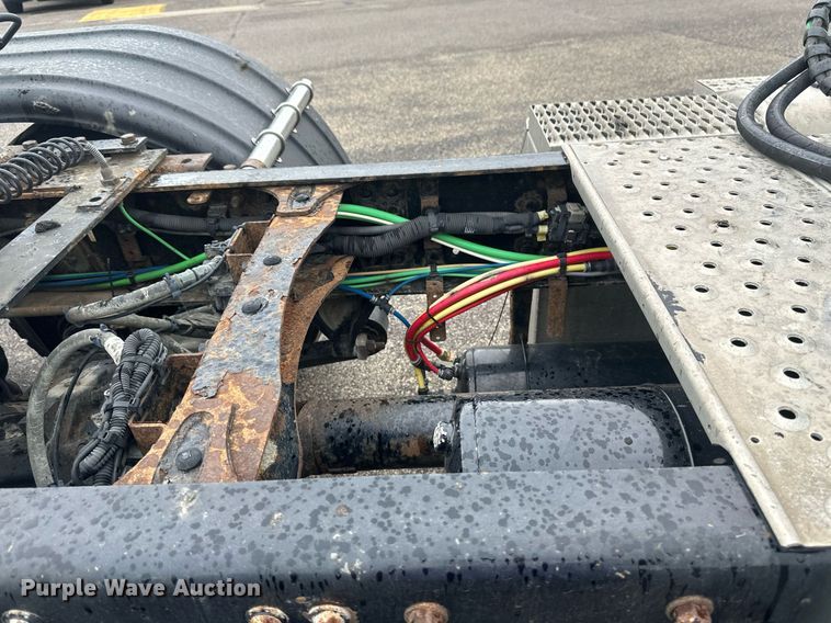 image for item EB2701 2015 Freightliner Cascadia 125 semi truck