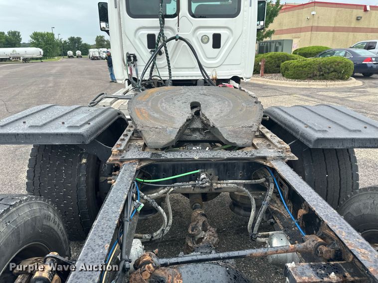 image for item EB2701 2015 Freightliner Cascadia 125 semi truck