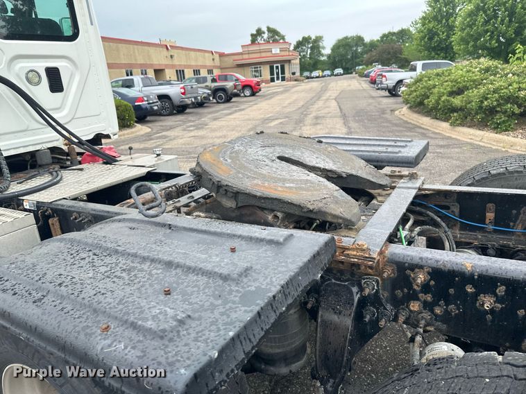 image for item EB2701 2015 Freightliner Cascadia 125 semi truck