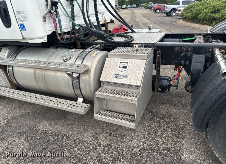 image for item EB2701 2015 Freightliner Cascadia 125 semi truck