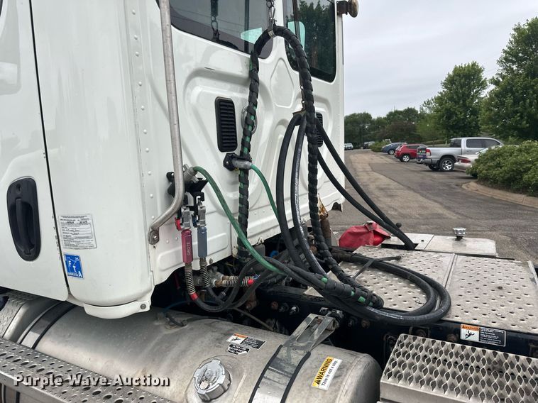 image for item EB2701 2015 Freightliner Cascadia 125 semi truck