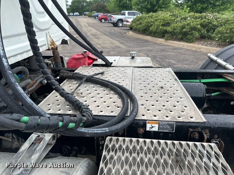 image for item EB2701 2015 Freightliner Cascadia 125 semi truck