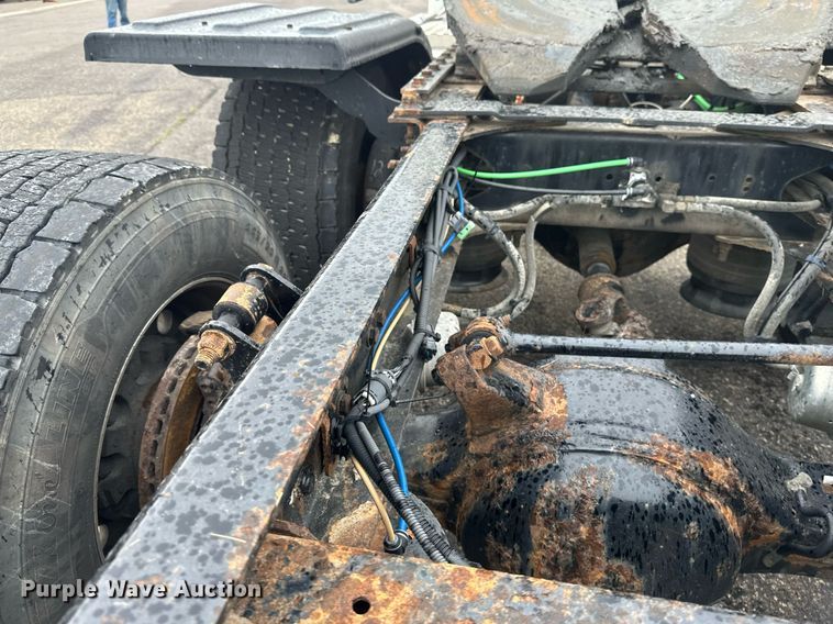 image for item EB2701 2015 Freightliner Cascadia 125 semi truck