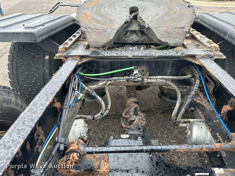 image for item EB2701 2015 Freightliner Cascadia 125 semi truck