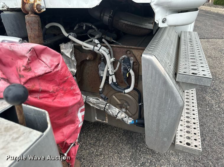 image for item EB2701 2015 Freightliner Cascadia 125 semi truck