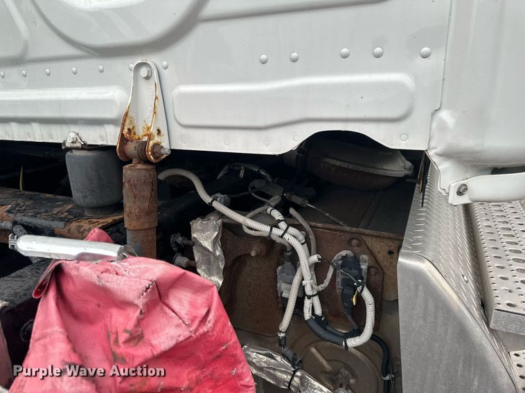 image for item EB2701 2015 Freightliner Cascadia 125 semi truck