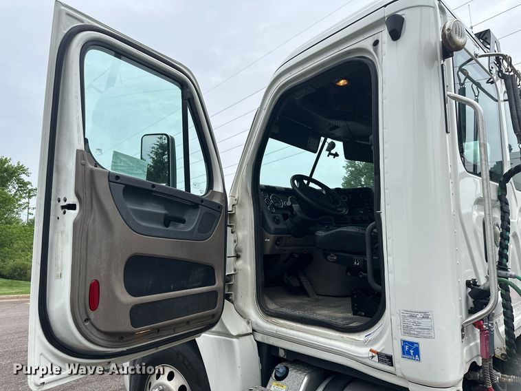 image for item EB2701 2015 Freightliner Cascadia 125 semi truck