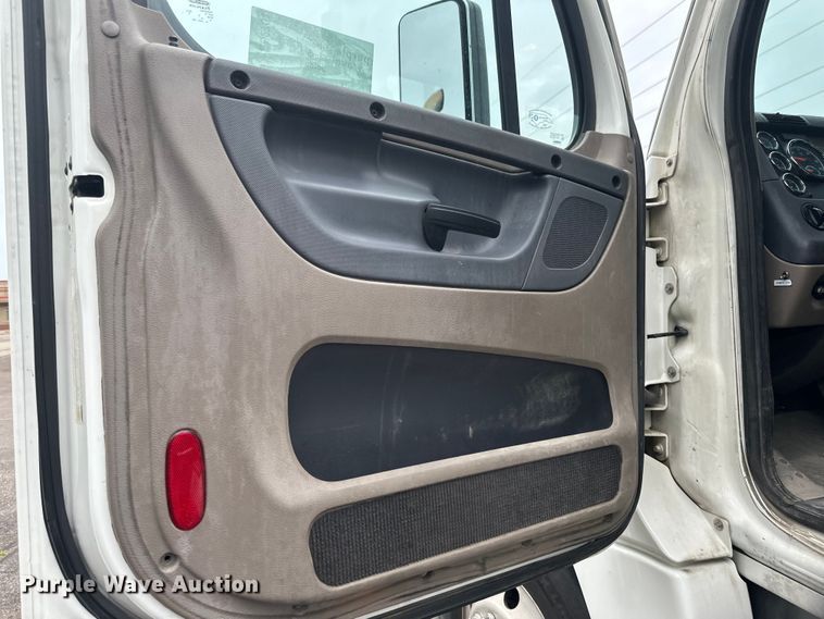 image for item EB2701 2015 Freightliner Cascadia 125 semi truck