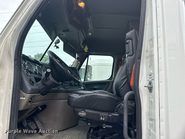 image for item EB2701 2015 Freightliner Cascadia 125 semi truck